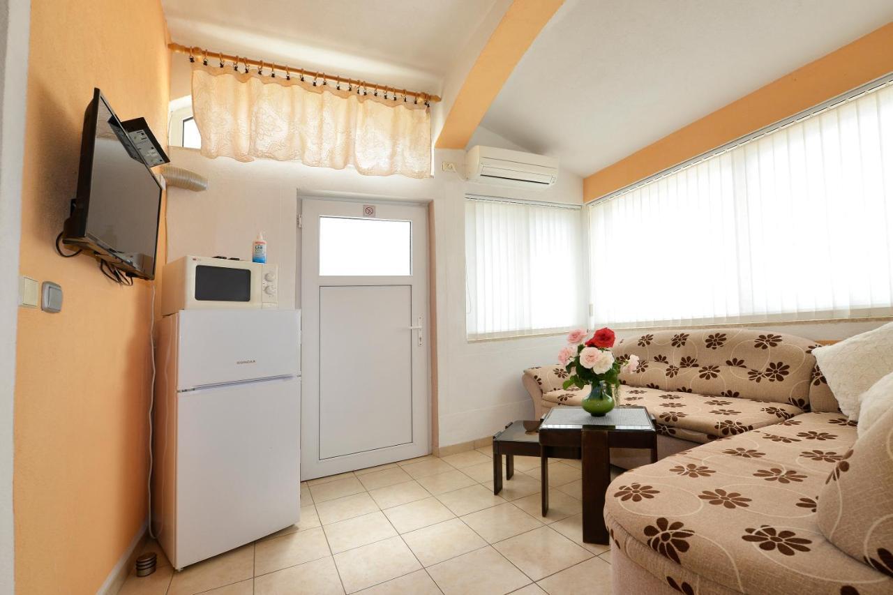 Apartments Ella โปเรช ภายนอก รูปภาพ