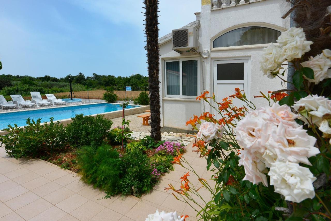 Apartments Ella โปเรช ภายนอก รูปภาพ